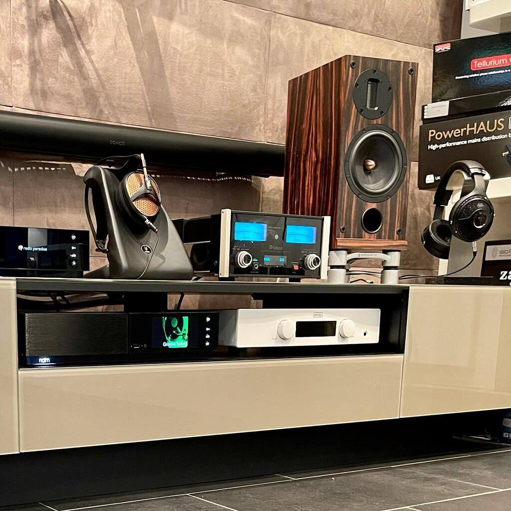 AudioVenue's tweet photo. A great selection of quality audio for small rooms, or personal audio, whats your choice?
.
#mcintosh #naimaudio #mcintoshmha150 #unitiatomhe #mcintoshheadphoneamp #headphoneamp #mha150 #headfi #headphones #headphonesuk #musical #audiovenue #ealing #me… https://t.co/u5K6kQaNey https://t.co/v4cu2bHN02