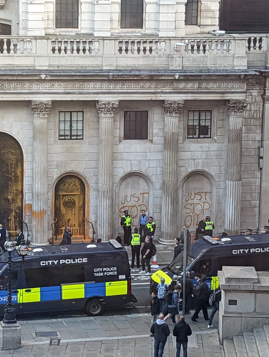 joe_dorrian's tweet photo. #JustStopOil at @bankofengland https://t.co/zsPOylpMcB