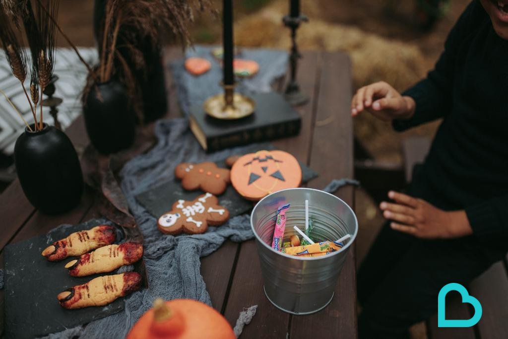 A healthy Halloween, without losing pleasure 🧙🏻‍♀🍬
Eat sweets yes! Provided it is in moderation and not all year round.
You can choose fruit juice-based candies or sugar-free candies without forgetting that with 5 Tagada strawberries you already exceed your daily sugar intake.