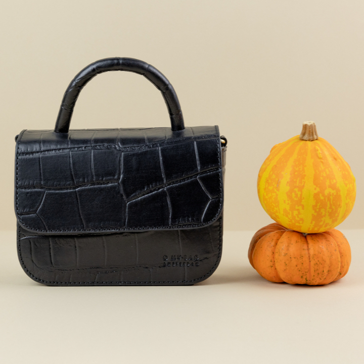 OMyBagAmsterdam's tweet photo. NANO 👼🏻 pumpkin spice up your life with our Nano bag 🌶 

#sustainablefashion #sustainability #leather #nanobag #omybagamsterdam #amsterdamfashion #pumpkins #halloween #fallmoodboard #fallcontent #fallcolours https://t.co/cIechmZiJ2