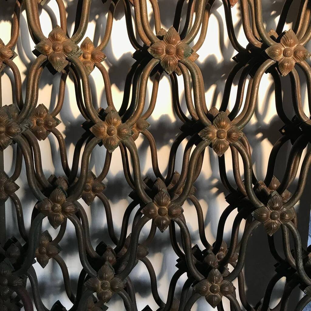 CrazyArtMilano's tweet photo. Lunedì 31 ottobre e martedì 1 novembre Crazy Art rimane chiusa.
Particolare della lavorazione di una coppia di cancelli dell’inizio del 1900. https://t.co/F2X3ckYE11 https://t.co/RF54Pm5SDP