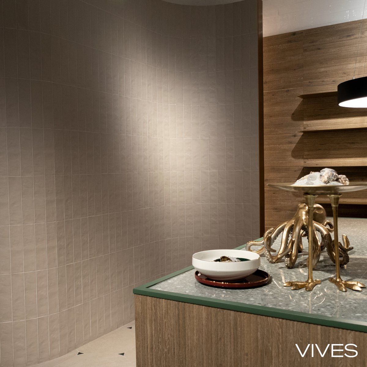 VIVESCeramica's tweet photo. A multitude of options for a sophisticated and elegant kitchen with the Stravaganza collection. https://t.co/O8xjgQ8XoA #vives #kitchen #bath #largeformattile #bathtiles #kitchentiles https://t.co/pKTGfZBVYt