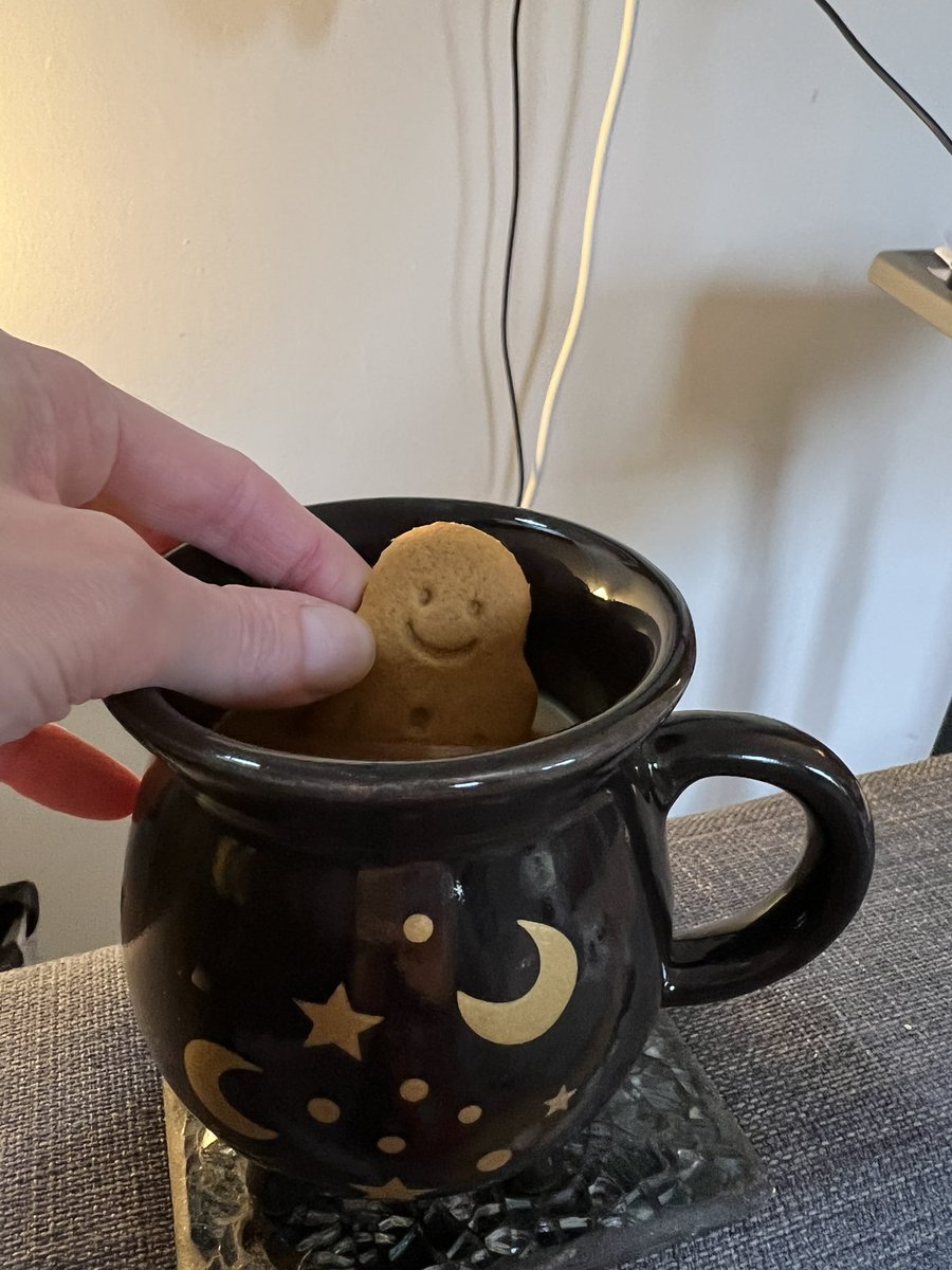 KToogie's tweet photo. Or do you dunk yours headfirst?
#gingerbreadmen #couldron #gingerbreaddead https://t.co/UgqtmI3Pos