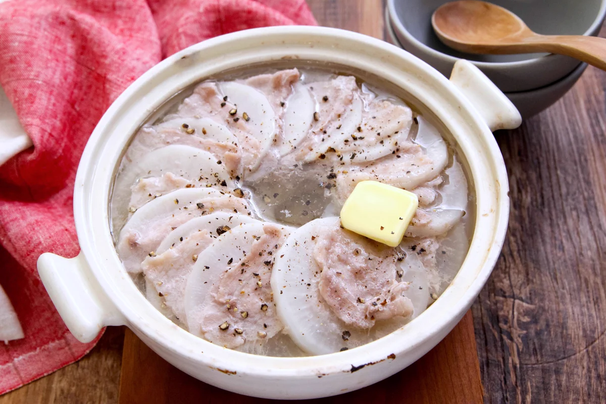 温かいものが食べたくなるこれからの時期にぴったりそう！豚バラ肉や大根を使った「鍋」レシピ！
