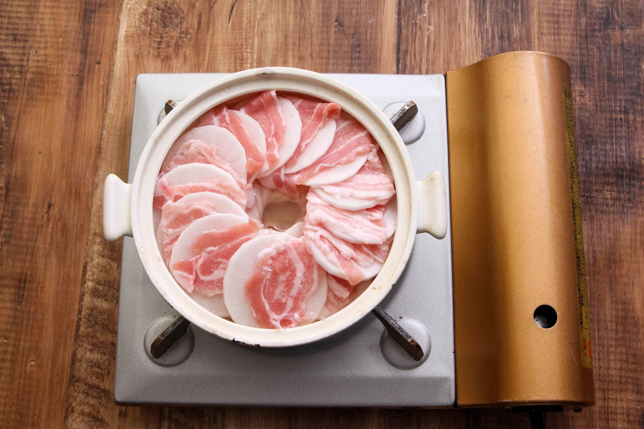 温かいものが食べたくなるこれからの時期にぴったりそう！豚バラ肉や大根を使った「鍋」レシピ！