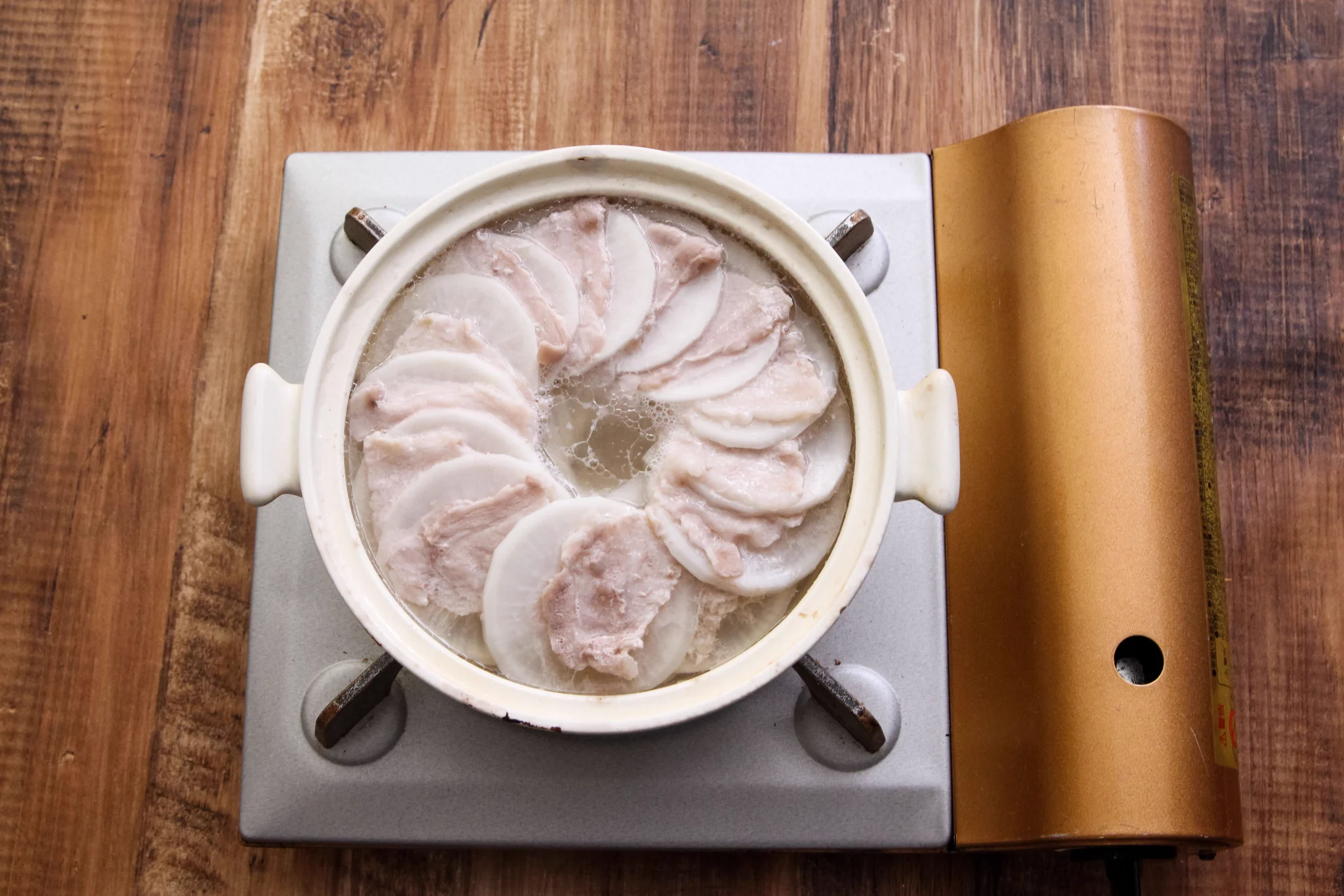 温かいものが食べたくなるこれからの時期にぴったりそう！豚バラ肉や大根を使った「鍋」レシピ！