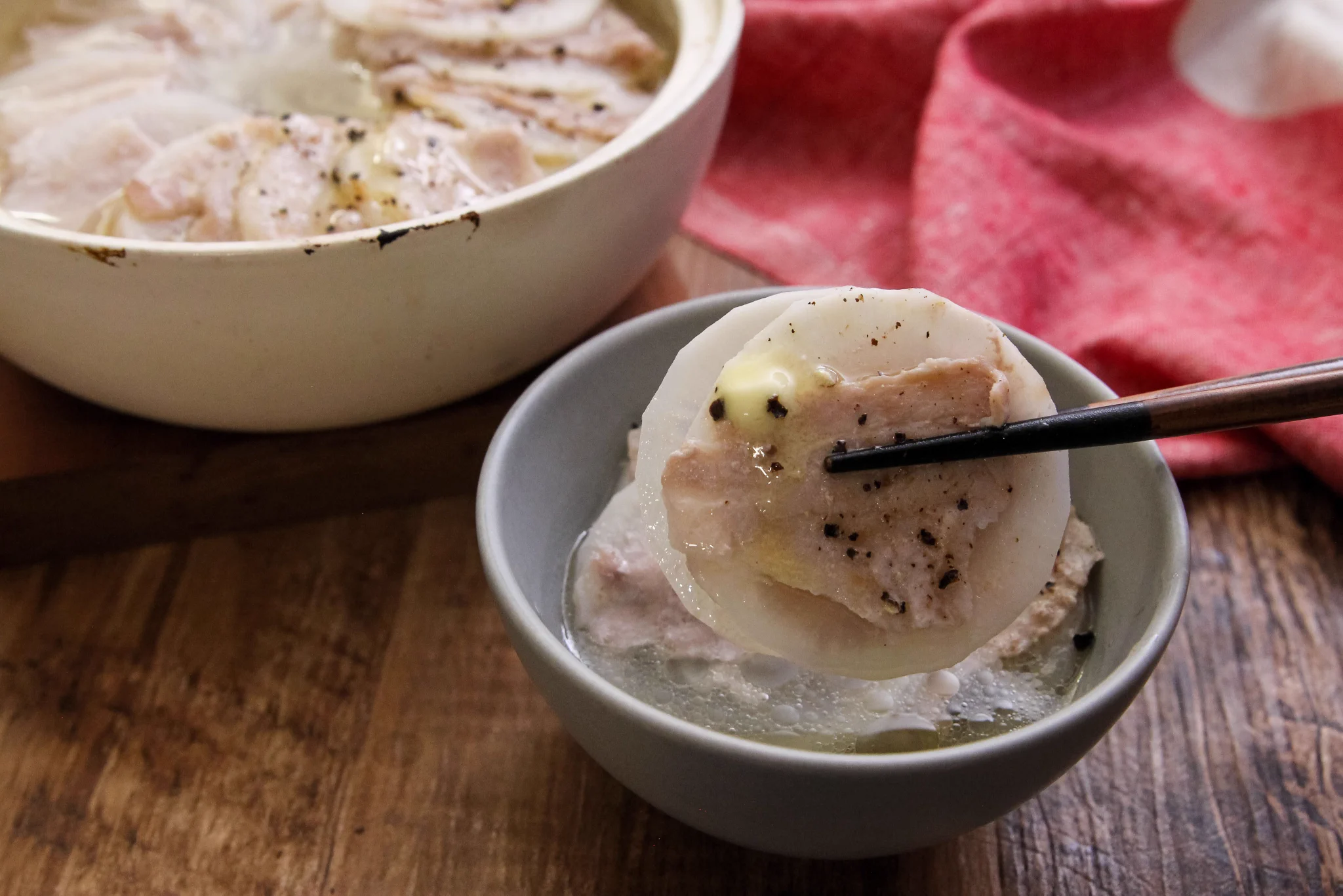 温かいものが食べたくなるこれからの時期にぴったりそう！豚バラ肉や大根を使った「鍋」レシピ！