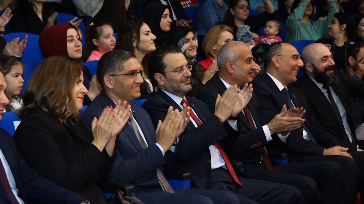 Cumhuriyetin ilanının 99’unci yıldönümünde Aşkabat Ortak Türkmen Türk Okulu tarafından muhteşem bir kutlama programı düzenlendi.
Ardından Aşkabat Büyükelçiliği Konutunda Büyükelçi Togan Oral tarafından Cumhuriyet Bayramı resepsiyonu verildi.