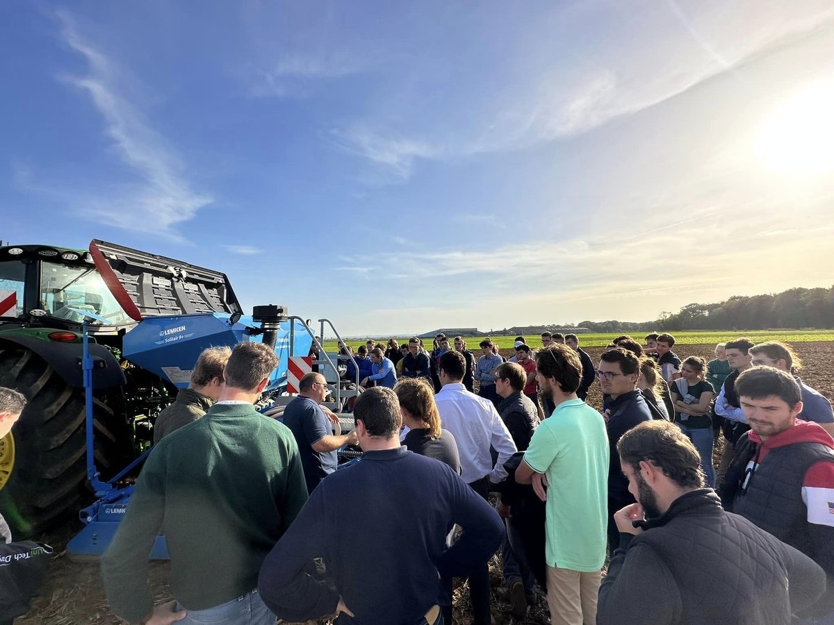 UnitechD's tweet photo. 📸Retour en images sur notre après-midi du 27 Octobre où nous avons accueilli plus d’une cinquantaine de personnes. Au programme : démonstration de semis de blé 🌾avec un ensemble de tracteur et combiné de semis, modulation de dose et moyens de lutte contre les adventices🍀🚜 https://t.co/eaZ8YcdK6K