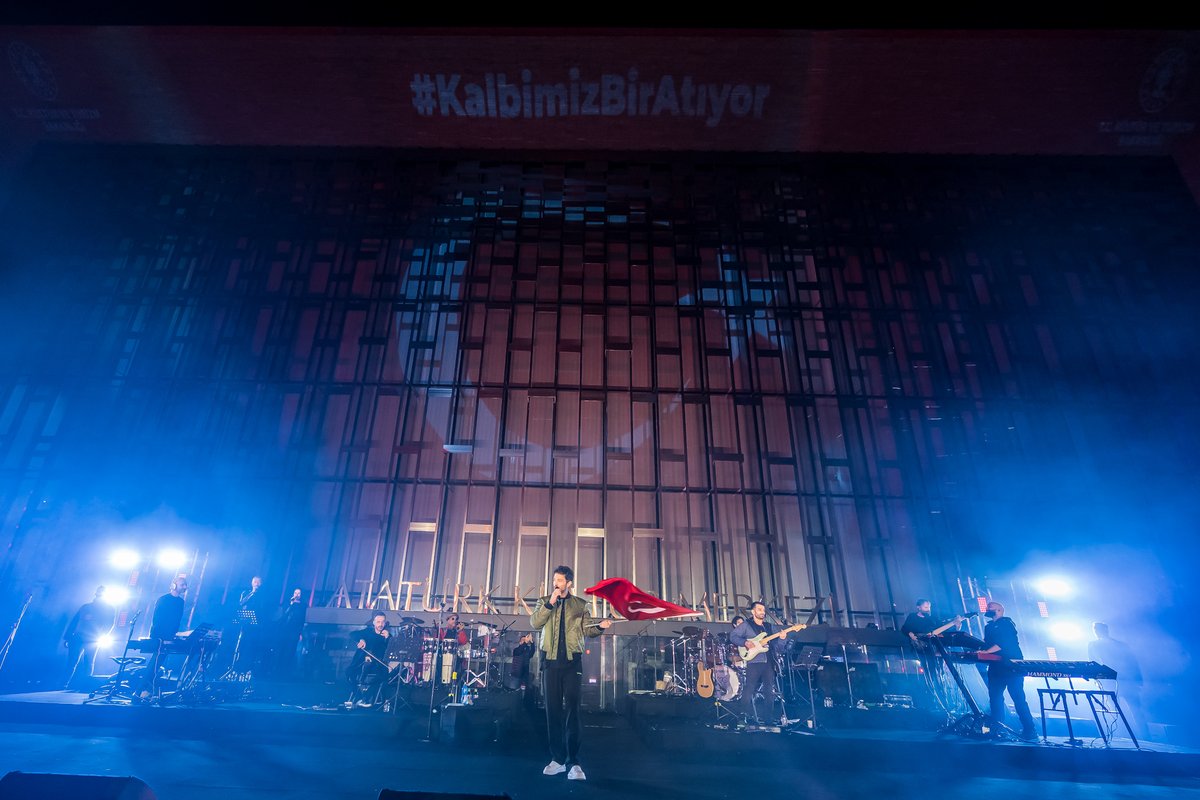 MuratBoz's tweet photo. İstanbul’da gerçekleşen 29 Ekim Cumhuriyet Bayramı konserinden en özel anlar... https://t.co/X6FdNMa6w4