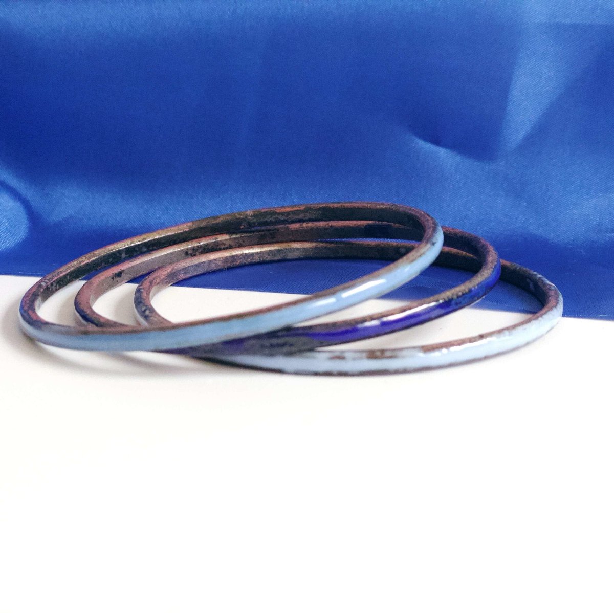 MaisyPlum2's tweet image. Copper Enamel Bangle Set - Blue tuppu.net/bfc7f7d6 #giftideas #HandmadeHour #StackingBangles