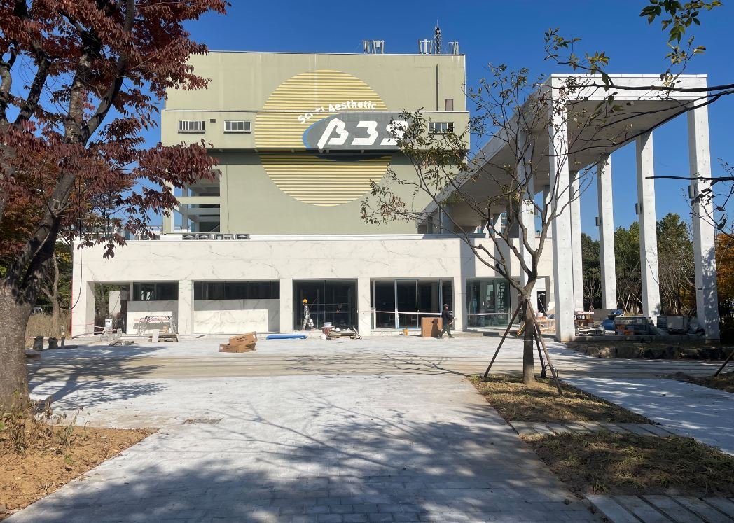 [아트벙거 B39 문화재생 3단계사업]
아트벙커 진입광장 리모델링 공사가 곧 마무리 됩니다~!증축된 부분은 어떻게 사용이 될지 궁금하네요🥰