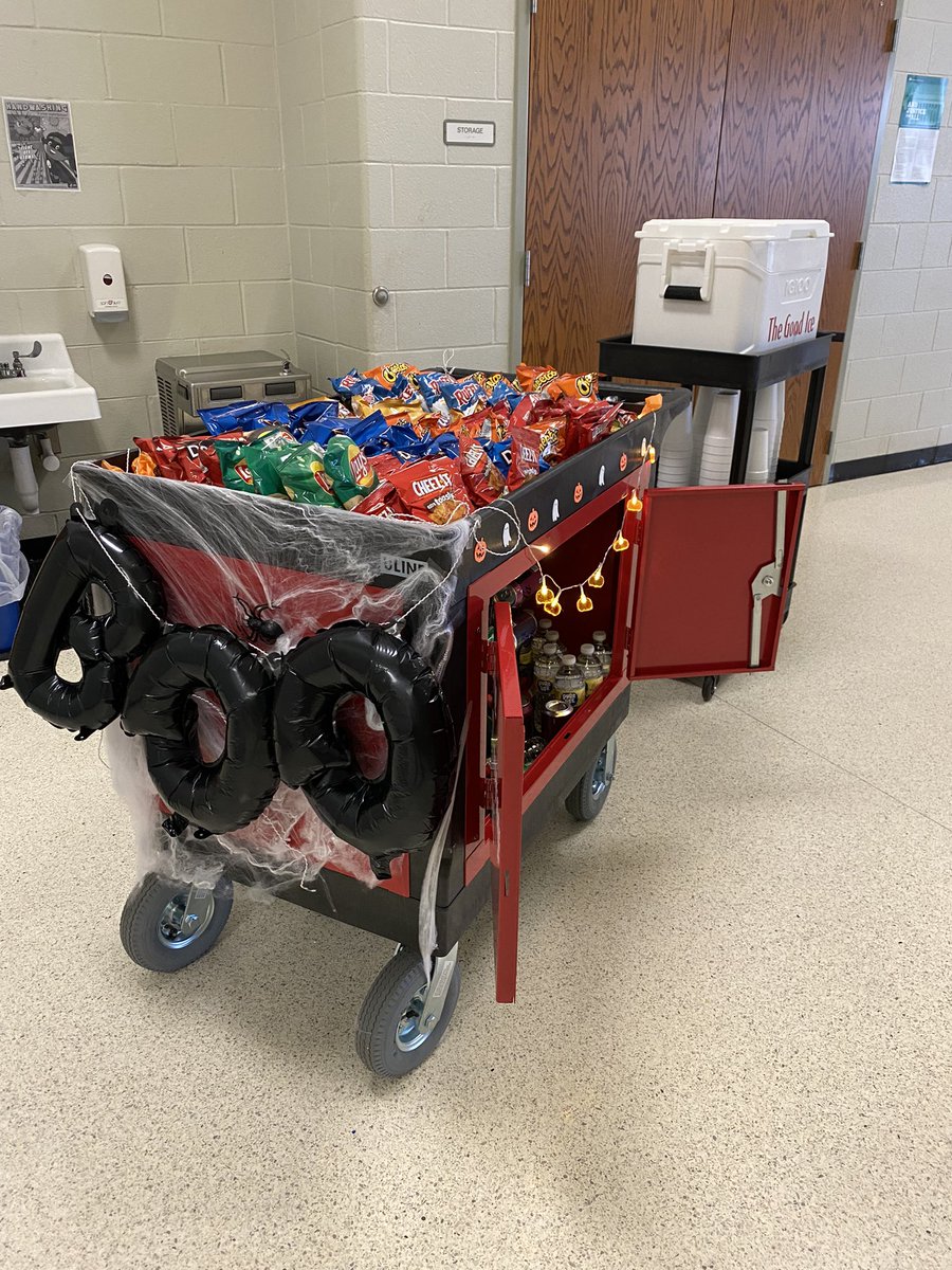 Thanks to our SPOOKTACULAR administrators for the treats today!!! Y’all are FA-BOO-LOUS!!! 🎃👻 #oneRCE <a href="/mlsmith_smith/">Michelle Smith</a> <a href="/SmalleyKristen/">Kristen Smalley</a> <a href="/jmcrobbins1/">Jessica Robbins</a>