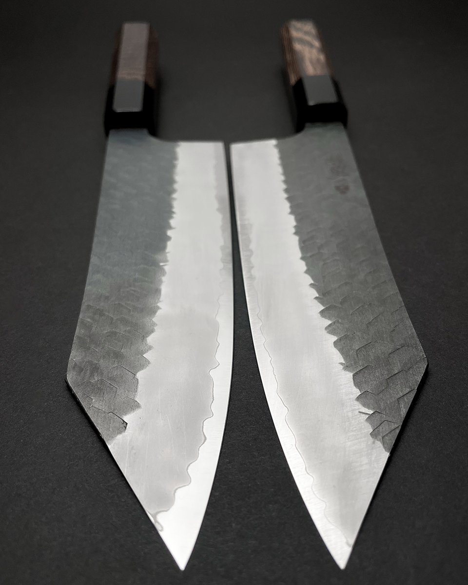 Oryokishop's tweet photo. Tolle Bewertungen wie für dieses Bunka Messer freuen uns ganz besonders! Aufgrund der Form der Klinge ist es ein typisch japanisches Allzweckmesser. 🔪 Es ist vielseitig für Fleisch, Fisch und Gemüse einsetzbar. 🧑🏻‍🍳

#oryoki #oryokishop #messer #kochmesser #bunka #nigarahamono https://t.co/sG7TVPcAjY