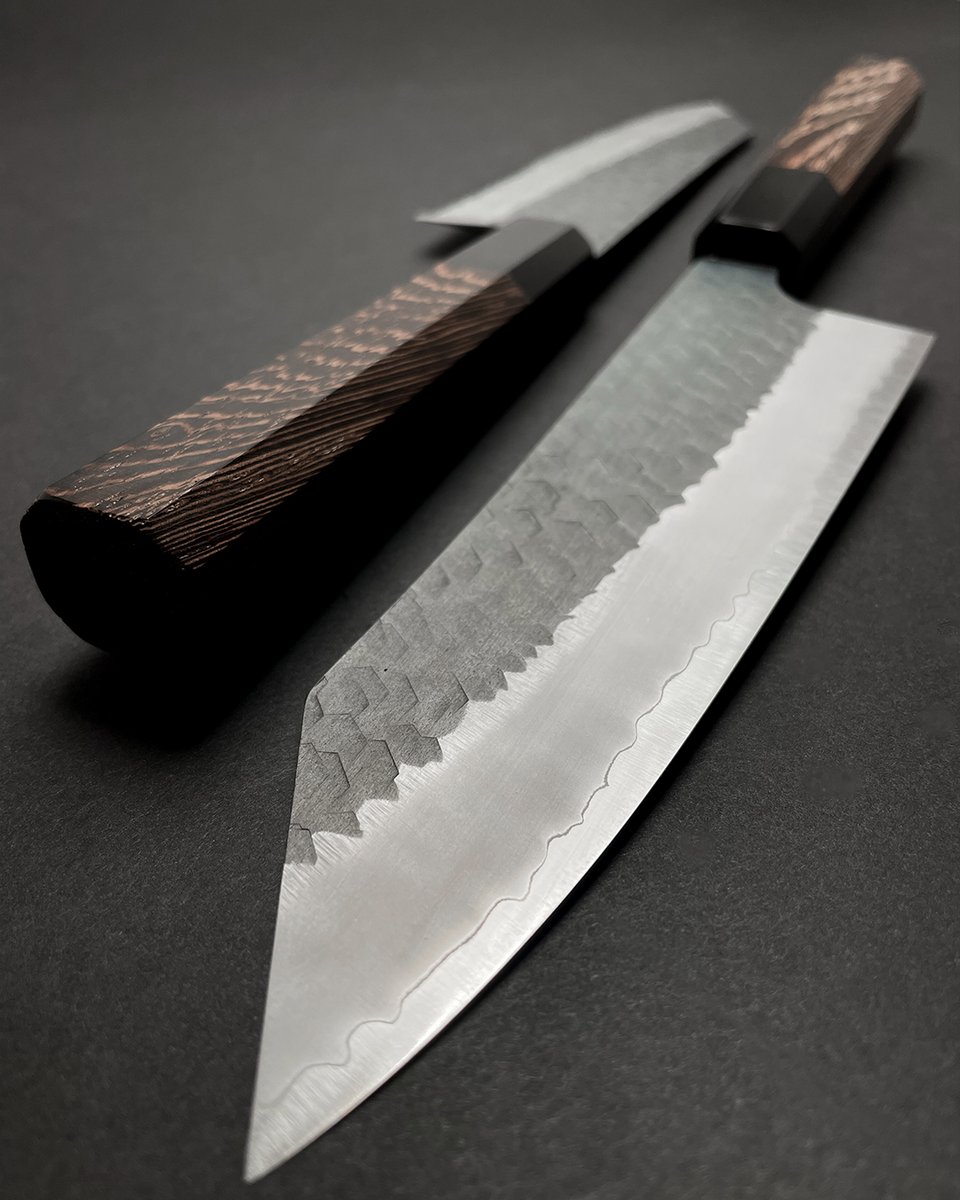 Oryokishop's tweet photo. Tolle Bewertungen wie für dieses Bunka Messer freuen uns ganz besonders! Aufgrund der Form der Klinge ist es ein typisch japanisches Allzweckmesser. 🔪 Es ist vielseitig für Fleisch, Fisch und Gemüse einsetzbar. 🧑🏻‍🍳

#oryoki #oryokishop #messer #kochmesser #bunka #nigarahamono https://t.co/sG7TVPcAjY