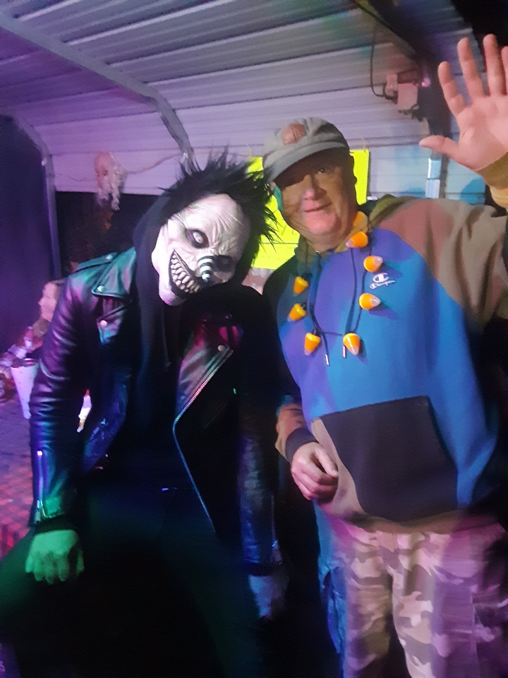 TruthYujin's tweet image. I was out having fun and this guy kept following me. I hope I'm safe. I don't trust anyone that wears a Critical Role hat and a candy corn necklace.