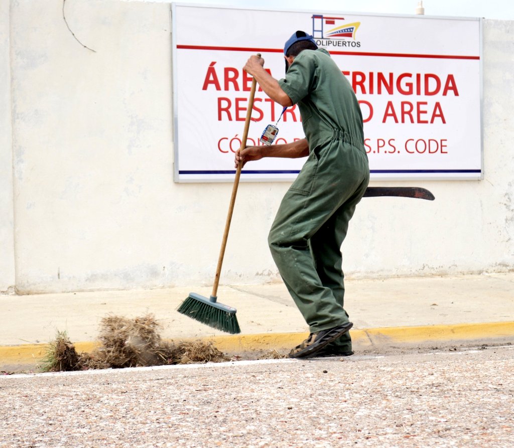 #Entérate📢 Ofrecemos infraestructura portuaria óptima y de calidad, por ello gracias a la  ardua labor de nuestros trabajadores del <a href="/puerto_guamache/">Puerto Internacional El Guamache</a> se ejecutan labores de desmalezamiento y embellecimiento de la Terminal Marítima #31Oct #BrasilRenaceConLula