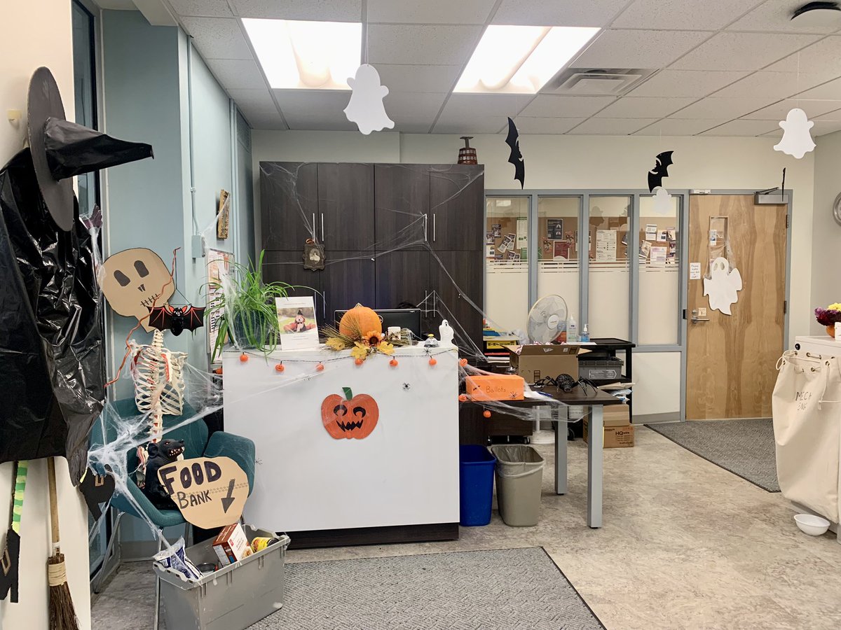 ErinCSLee's tweet image. Love seeing the @QueensMech office in full Halloween spirit today! 👻🎃