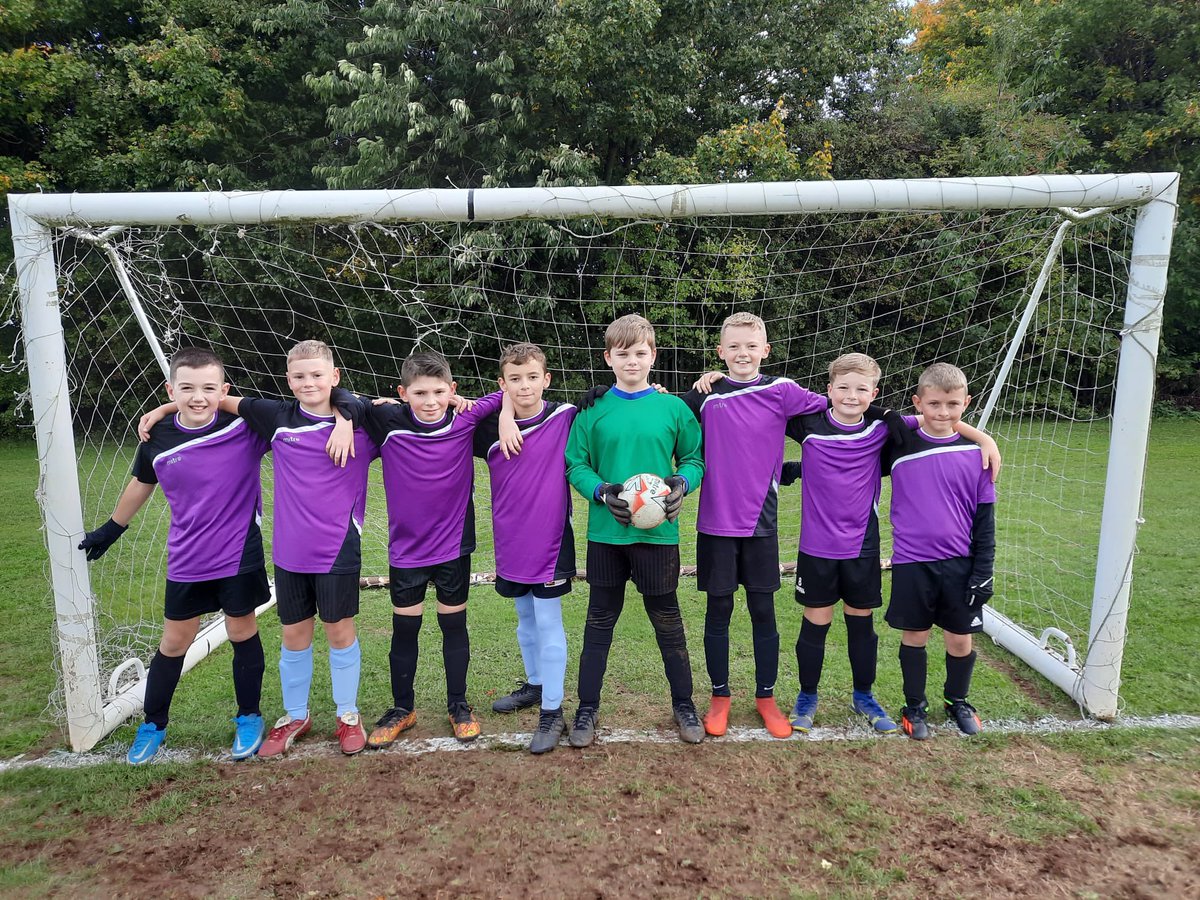 MissALRoberts1's tweet photo. Last half term our Year 5/6 boys have been in action in the Payne Cup. They played incredibly well and always show great teamwork and support for one another! @GreenwoodSch https://t.co/qMQJHWL0BM