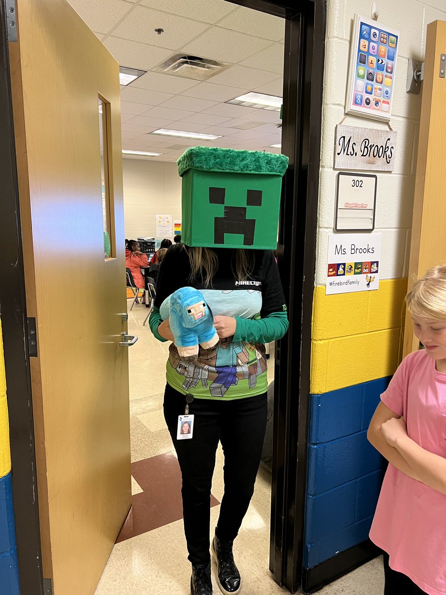 ⚒️Hmmm…Is it a Minecraft:EE teacher or a Minecraft:EE Creeper teaching in the @IndianKnollES Tech Lab today? 🎃Happy Halloween! #MIEExpert #forEDU #ShowcaseSchool #MinecraftEDU @VictoriaTheTech @susietinker5 #CCSDfam