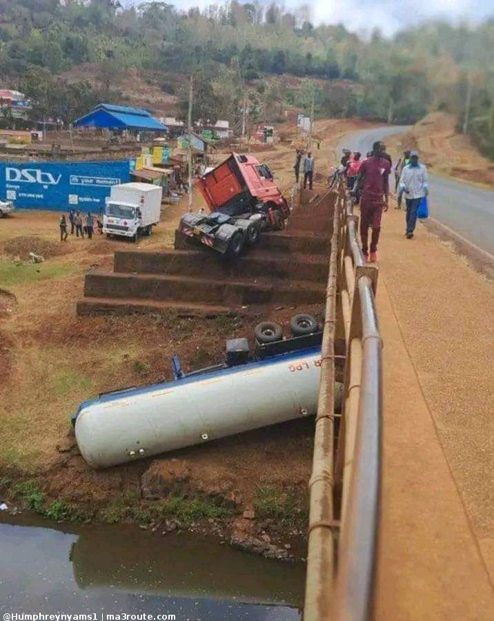 a3Route's tweet photo. 17:10 A trailer ferrying dangerous LPG gas overturns at Sagana River Bridge in Marua along Nyeri - Karatina road.  @K24Tv  https://t.co/nSnYxqO7EG via @Humphreynyams1