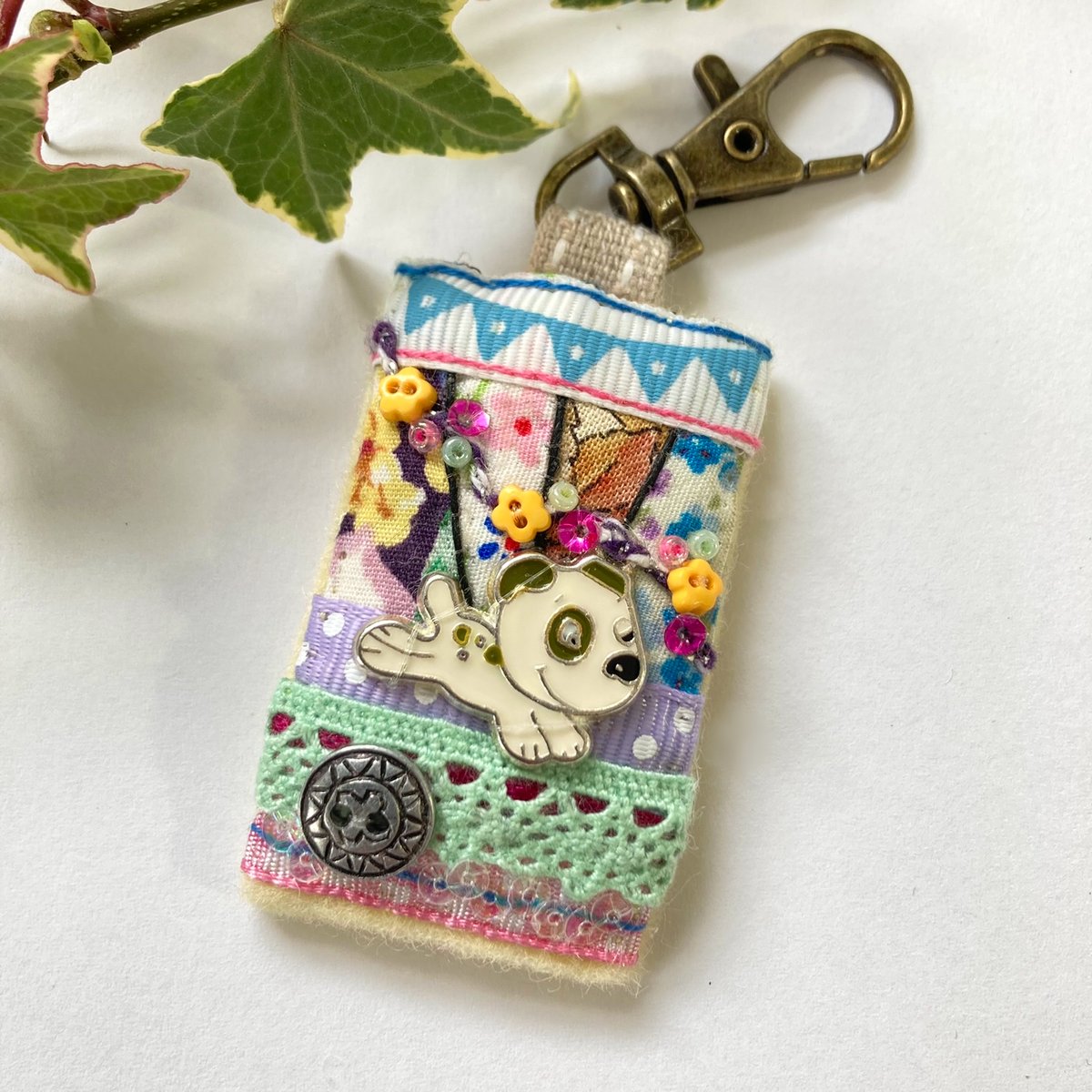 Cute and original #giftideas available through my website.
Accessories, brooches and artwork - each one, individually designed, hand sewn, colourful and tactile.
🎄🐶elliestreasures.square.site/s/shop

#mhhsbd #smallbiz #Christmasgifts #shopindie #onlineshopping #DogLover