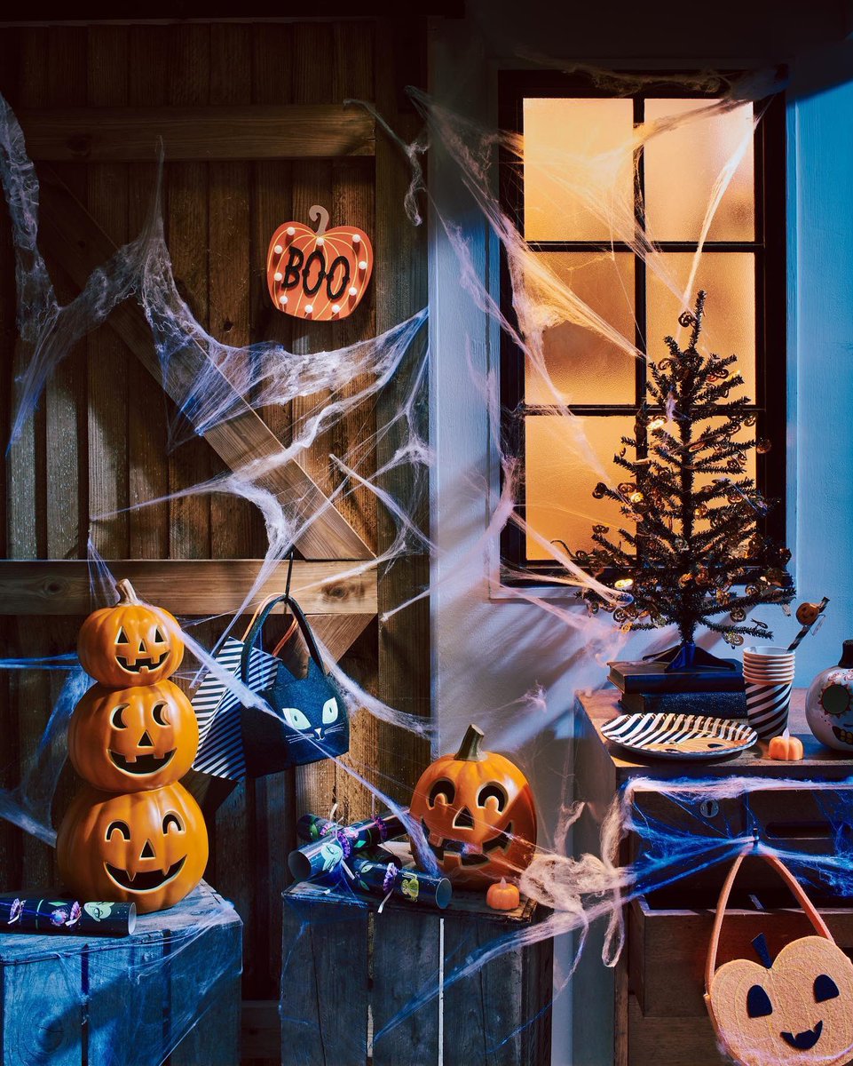 lovelocations_'s tweet photo. Happy Halloween from the Love Locations team! 🎃 👻 

Sainsbury’s shooting at THE SHED 

Photography: @jondayphotography 
Stylist: @emilyhensonstylist https://t.co/lzLkEQJKHY