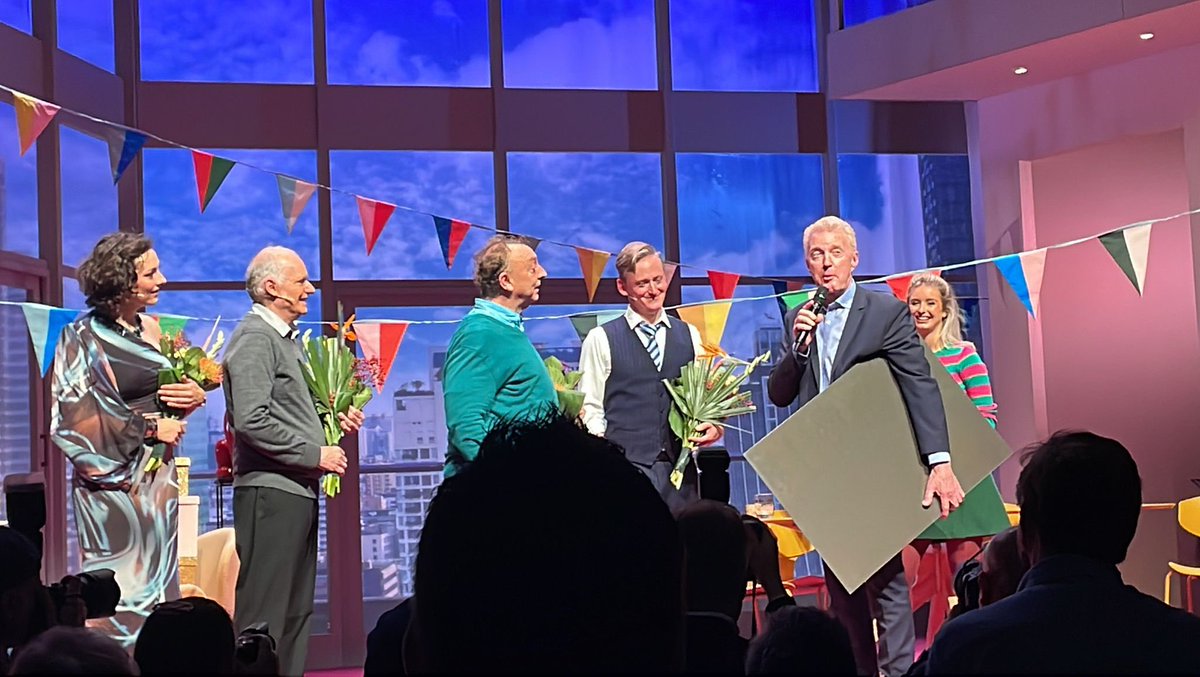 Assie1601's tweet image. Gister bij de geweldige premiere van @jonvaneerd @HarrieVerm    geweest #zovaderzozoon wat een feestje was t weer #Genoten #aanrader voor heerlijke ontspanning  en hoe leuk de award v André van Duin 750.000 #bezoekers Ik kijk uit naar t volg project #bedankt
