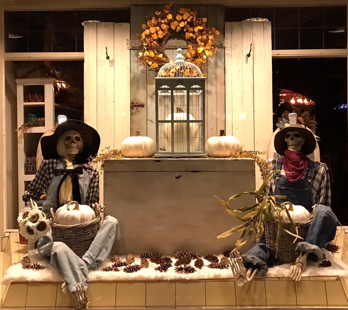 Wishing you a happy &amp; safe #Halloween! #HappyHalloween #halloweendecor #halloweentime #thisishalloween #gildthegarden