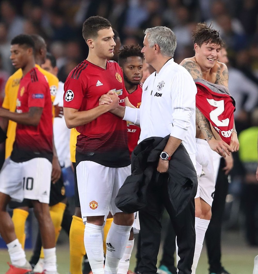 Iconic_Mourinho's tweet photo. Diogo Dalot [via The Times]: "I will never forget what Mourinho did for me. Many coaches wouldn't sign a player as injury prone as me, but he believed in me. He will always be in my heart, for the little and big things he did for me."❤ https://t.co/yNJXnl7zL4
