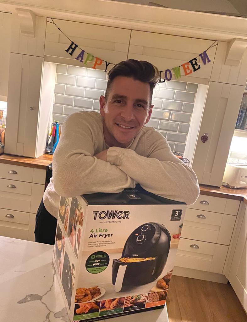 chriscookgb's tweet photo. You may have noticed my surname change!
 
Well, I’ll be helping @IcelandFoods with their challenge to help the nation save energy by switching off their ovens this week. 
Whilst we can’t fix people's energy bills, we can raise awareness
#SaveHotDinners #costoflivingcrisis https://t.co/cjBnGaFaXa