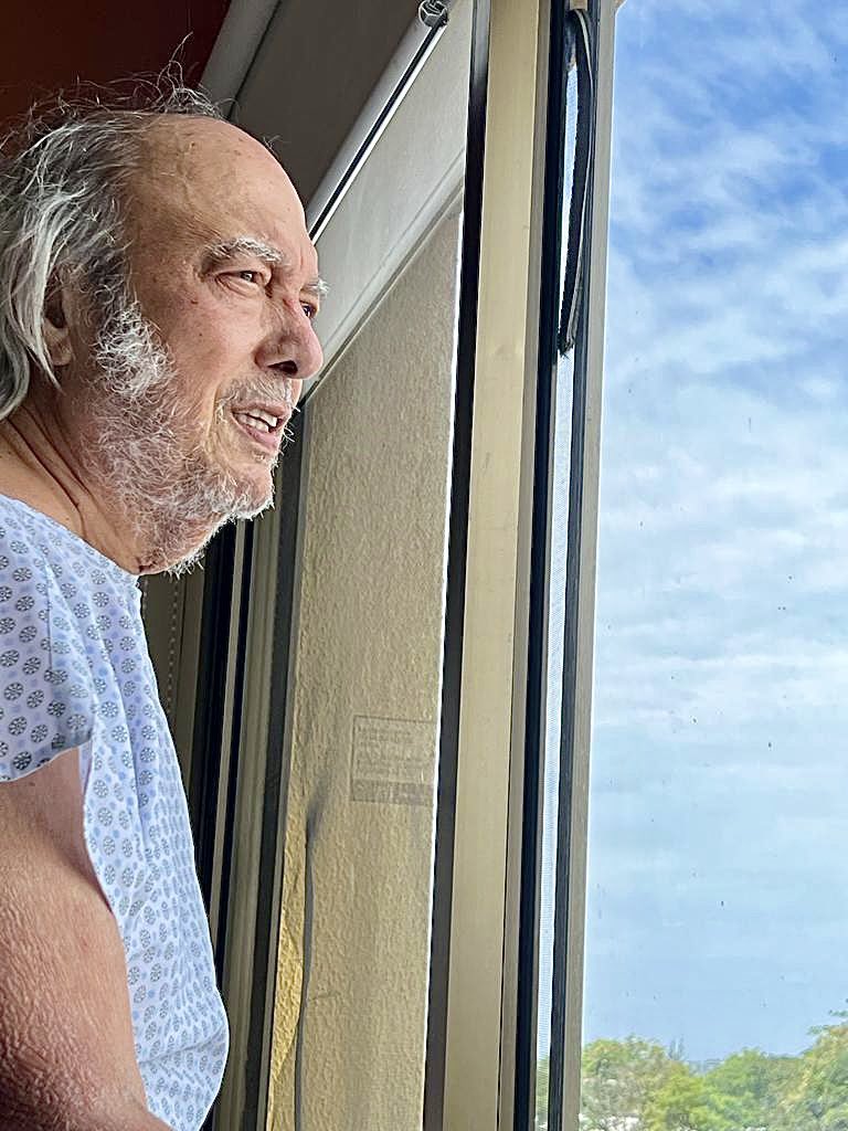 “Da janela o horizonte A liberdade de uma estrada eu posso ver O meu pensamento voa livre em sonhos Pra longe de onde estou” Estou muito vivo e ,se tudo der certo , saindo do hospital até quarta. Foto tirada por Fernanda HOJE no Hospital BarraDor .