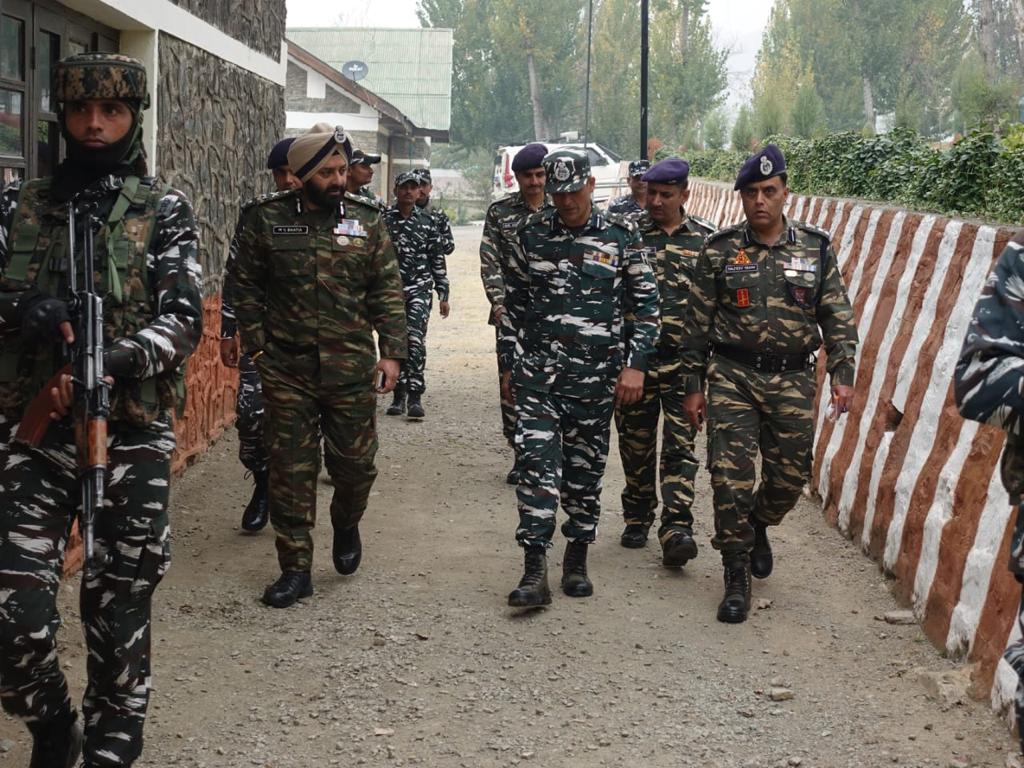 KOSCRPF's tweet photo. Sh. M.S Bhatia, IPS. IG @KOSCRPF, visited Banihal-Qazigund road Tunnel, 130 Bn &amp; 163 Bn #CRPF today to review the security grid &amp; operational preparedness.
He was briefed on the prevailing security scenario by the Commanders. 
@crpfindia
@MSBhatiaIPS https://t.co/1e8uorLzMD