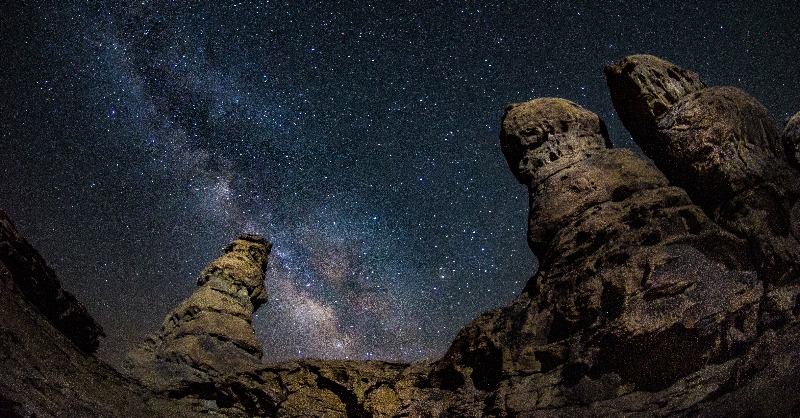 ExperienceAlUla's tweet photo. It doesn’t get more magical than this 💫✨
The dark skies policy of #AlUla means that the stars shine even brighter compared to other cities. Gaze up in awe as you watch the Milky Way travel across the midnight sky.
📷 @reem_khalil_1
#ExperienceAlUla #AlUlaExplorers