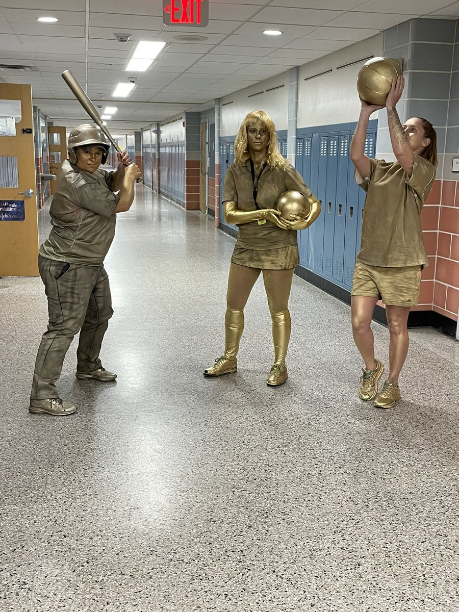 h_engelken's tweet photo. Happy Halloween! 🏆 @ThompsonMSpride https://t.co/rv17aRSV6l