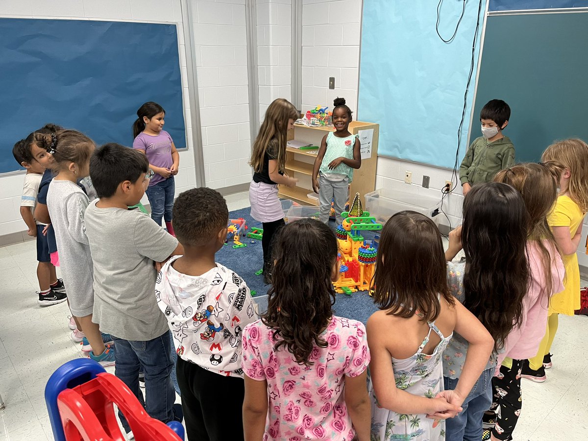 HelloMrBenoit's tweet photo. Making in the makerspace room. https://t.co/UJgl0r78r7