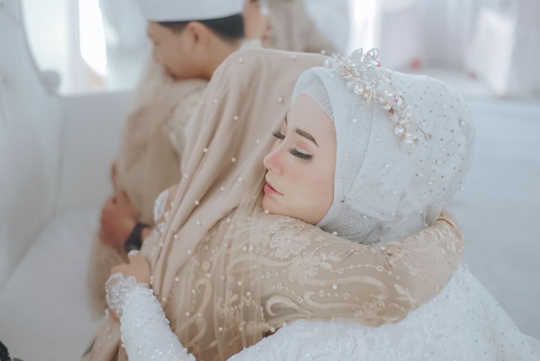 Thasanaf's tweet photo. Papa mama nangis, kiki nangis. Pengen nangis, tapi sadar mua mahal harus kontrol komuk. jadi nyesek sek sekan ketahan.. https://t.co/tt8s9USrrd