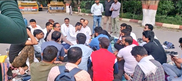 Dinesh_Spatel's tweet photo. वाराणसी BHU में BAMS के छात्र, PG सीटों की बढ़ोतरी की मांग को लेकर विगत 25 दिनों से खुले आसमान के नीचे क्रमिक अनशन कर रहे हैं BAMS में कुल 96 प्रोफेसर नियुक्त है और PG की सीटे महज 48 है। यानी प्रोफेसर की इतनी ज्यादा संख्या होते हुए सीटों को नहीं बढ़ाया जा रहा है l 1/2 https://t.co/gAmyI4Acop