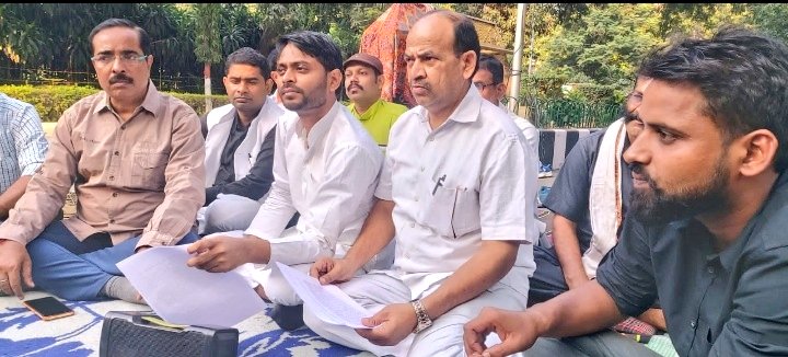 Dinesh_Spatel's tweet photo. वाराणसी BHU में BAMS के छात्र, PG सीटों की बढ़ोतरी की मांग को लेकर विगत 25 दिनों से खुले आसमान के नीचे क्रमिक अनशन कर रहे हैं BAMS में कुल 96 प्रोफेसर नियुक्त है और PG की सीटे महज 48 है। यानी प्रोफेसर की इतनी ज्यादा संख्या होते हुए सीटों को नहीं बढ़ाया जा रहा है l 1/2 https://t.co/gAmyI4Acop