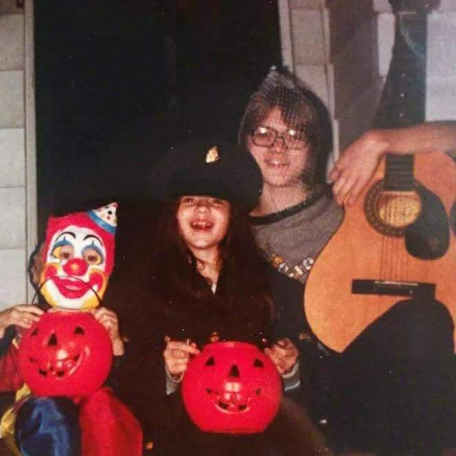 weirdpaul's tweet photo. Halloween, 1987. https://t.co/0VuYH3N9PM