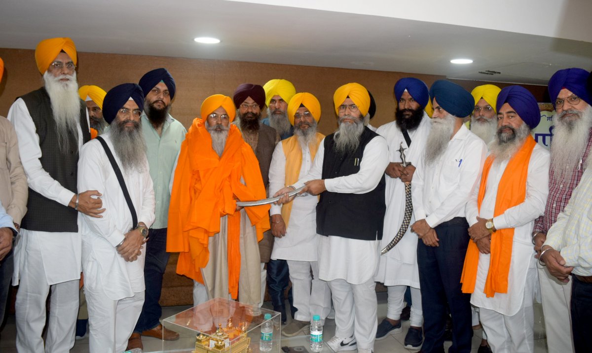 SGPCAmritsar's tweet photo. -Manager of Sachkhand Sri Harmandar Sahib Sulakhan Singh Bhangali retires
-Honoured by SGPC office-bearers & officials
-Satnam Singh Mangasarai takes charge as manager of Sri Darbar Sahib
Read Full: https://t.co/6GC37M8b8N
#SGPCPressNote #SriDarbarSahib #SriHarmandarSahib https://t.co/U3DMYxpD1v