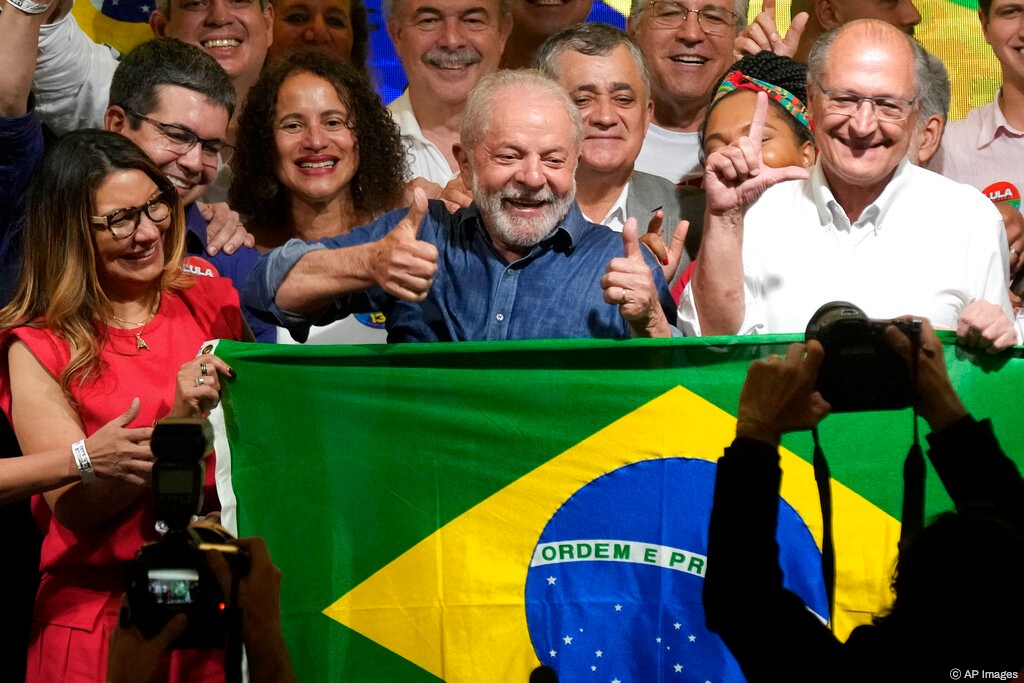 « Félicitations à Luiz Inácio Lula da Silva, élu prochain président du Brésil suite à des élections libres, équitables et crédibles. Hâte de travailler ensemble sur la poursuite de la coopération entre nos deux pays dans les mois et les années à venir. » - Le président Biden