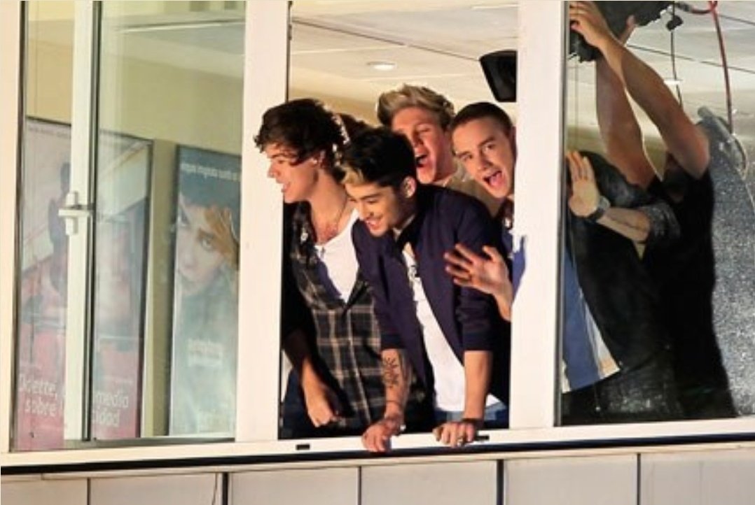 ⏪ | Hoy, hace 10 AÑOS (31 de Octubre del 2012), <a href="/onedirection/">One Direction</a> acudía al programa de televisión de "El Hormiguero" 📺

Los chicos se lo pasaron en grande poniéndose perdidos de purpurina, practicando su español y saludando a cientos de fans desde una ventana 🥺
