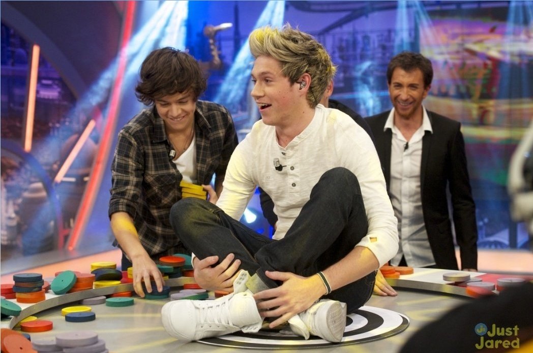 OneDirecSpain's tweet photo. ⏪ | Hoy, hace 10 AÑOS (31 de Octubre del 2012), @onedirection acudía al programa de televisión de "El Hormiguero" 📺

Los chicos se lo pasaron en grande poniéndose perdidos de purpurina, practicando su español y saludando a cientos de fans desde una ventana 🥺 https://t.co/yvK2UzVMnb
