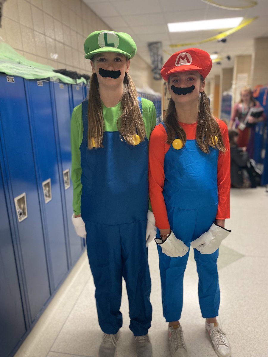 EGFAdamsApples's tweet photo. Why I move middle school. Halloween at CMS. #egfpride #egfcms #cmspride https://t.co/DvimvyBakp
