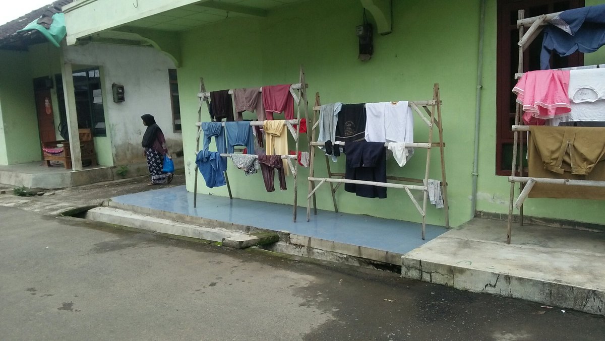 Pengen ambil yg jadul beserta seragamnya eh kondisinya gak memungkinkan... Mana ada yg udah curiga ngawasin aku lagi... 😅
Padahal si joni udah tegang pol mau ngecrotin... Yaudah fotoin aja dulu...