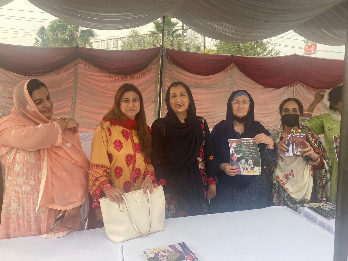 wing_region's tweet photo. اسلام آباد ریجن وومن ونگ پریذیڈنٹ منیرہ جاوید صاحبہ اور جنرل سیکرٹری میمونہ کمال صاحبہ نے اپنی ٹیم کے ہمراہ مری روڈ راولپنڈی فیاض الحسن چوہان کیطرف  حقیقی آزادی مارچ کیلئے لگایا گیا موبلائزیشن کیمپ کا وزٹ کیا 
 #ثوبیہ_عباسی انفارمیشن سیکرٹری وومن وونگ اسلام آباد ریجن https://t.co/iFcxacxMPL