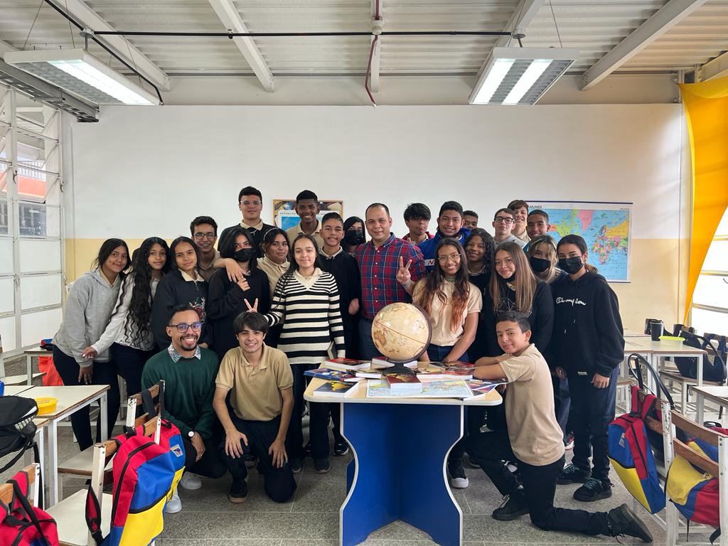 DGRPA1's tweet photo. #31deOct Nuestro Viceministro de Educación
@vicent_carvajal ratifica ante estudiantes de la "UEN Generalísimo Francisco de Miranda", que la "Educación del Futuro" avanza a favor de la inclusión y la calidad.
#ULTIMAHORA
#BrasilRenaceConLula
@_LaAvanzadora
@WuikelmanAngelP https://t.co/DIOym0ca8T