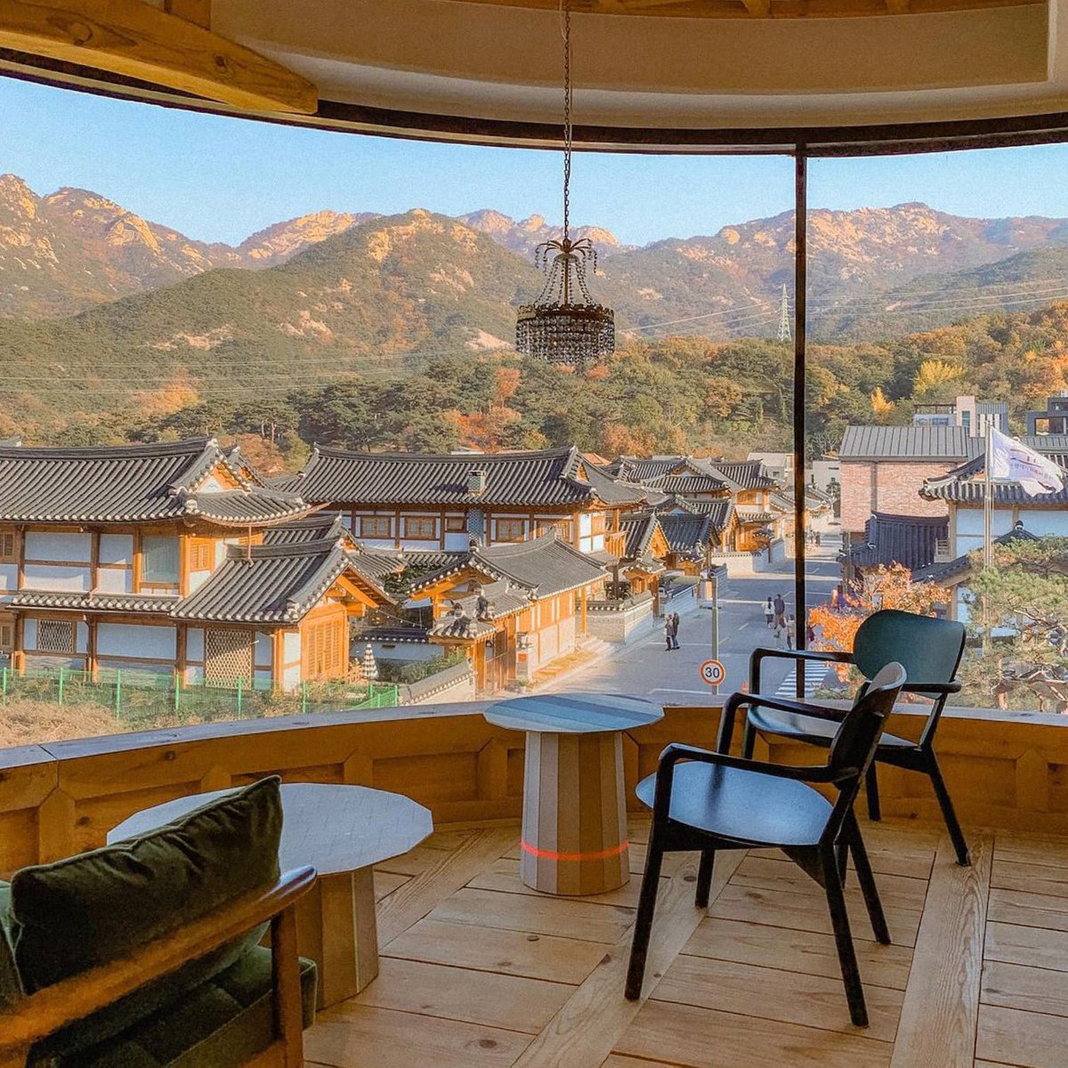aumjumma's tweet photo. 1인 1잔 คาเฟ่โซลที่วิวสวยสุดในหมู่บ้านฮันอกอึนพยอง แค่ 50 นาทีจากฮงแด เป็นตึก 5 ชั้น วิวพีคทุกชั้น มี Background เป็นภูเขาด้านหลัง ซีรี่ย์เกาหลีมาถ่ายหลายเรื่อง แต่ละชั้นจะสวยกันคนละแบบกาแฟ-ขนม เริ่มต้น 5,000 วอน  ใครมีแพลนโซลอย่าลืมจดลงในโพยเด้อ 🇰🇷 @Review_korea #รีวิวเ���าหลี https://t.co/0cXPxxMIen