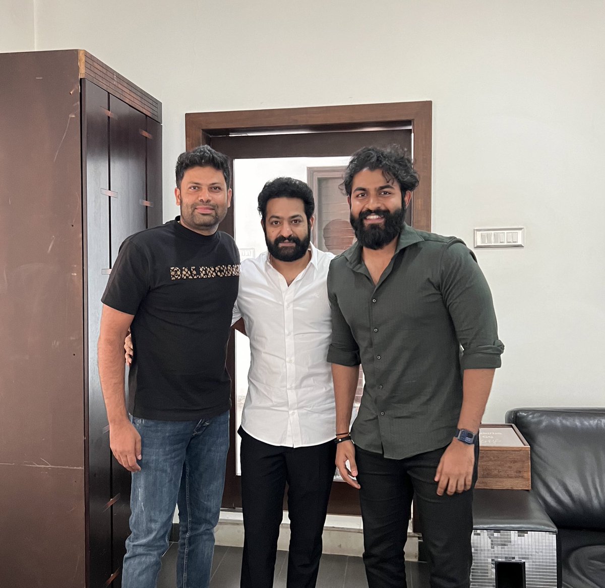 Luciferrrr_10's tweet photo. NTR Anna with Yuva anna 🦁

#GandhadaGudi #Yuva1 #NTRForAppu #NTR https://t.co/TvYfwInIG8